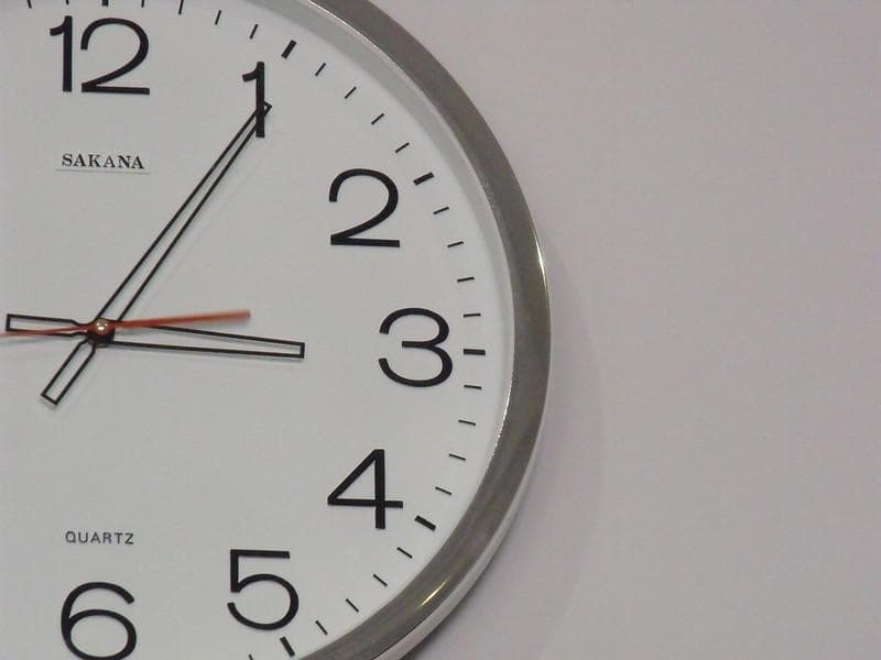 Tulisan Quartz pada jam dinding. (Flickr/insansains)