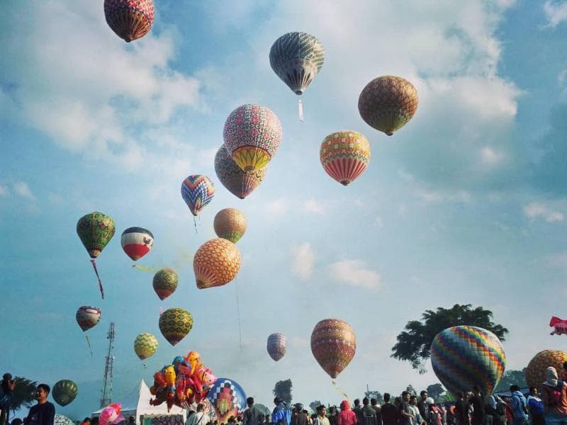 Balon udara harus ditambat ke tanah atau bangunan agar nggak mengganggu penerbangan. (reportase9.com)
