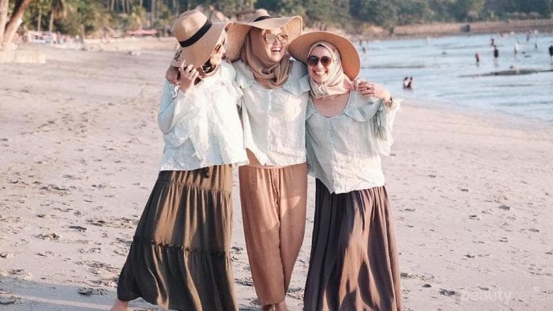 Maxi skirt akan membuatmu nyaman dan bisa bergerak bebas. (Beautynesia)