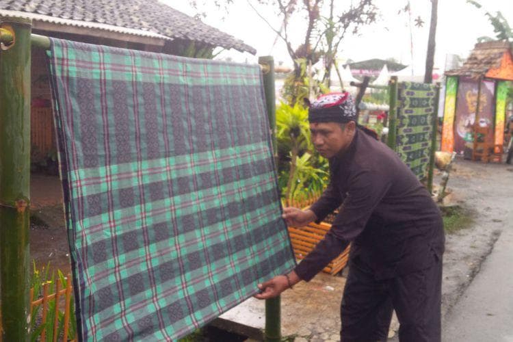 Mepe sarung, tradisi unik Suku Osing Desa Banjar di Banyuwangi saat Lebaran. (Merdeka/Mohammad Ulil Albab)