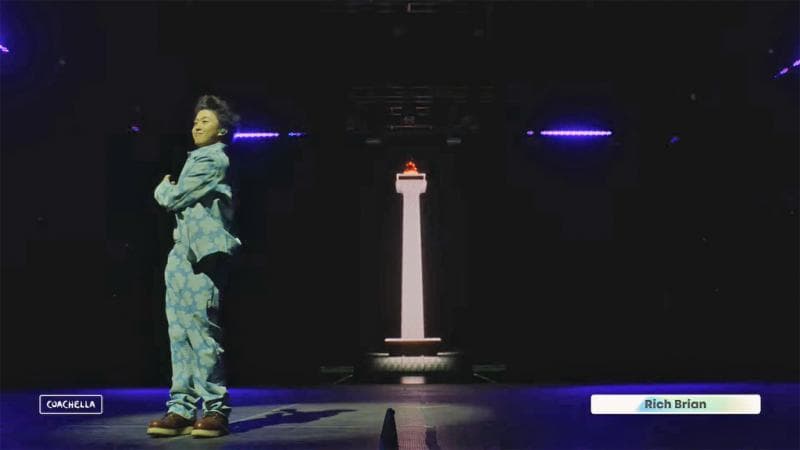 Rich Brian sampai menunjukkan Monas saat tampil di Coachella. (YouTube Coachella)