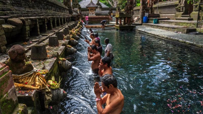 Mengharap Ketenangan Jiwa Melalui Ritual Melukat di Bali