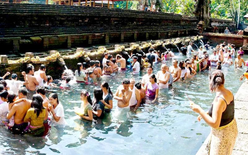 Wisatawan baik dalam maupun luar negeri mengikuti prosesi melukat. (Matthew Williams-Ellis)