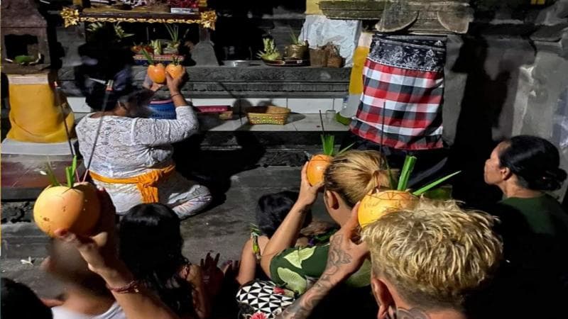 Sesajen dalam melukat berupa pejati, dupa, dan canang sari yang diberikan mantra oleh sulinggih. (Cakepane)