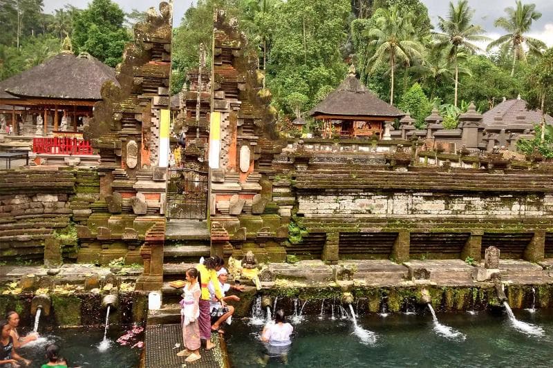 Salah satu tempat melukat yang terkenal adalah Pura Tirta Empul, Desa Manukaya, Kecamatan Tampak Siring, Gianyar. (Id.hotels)