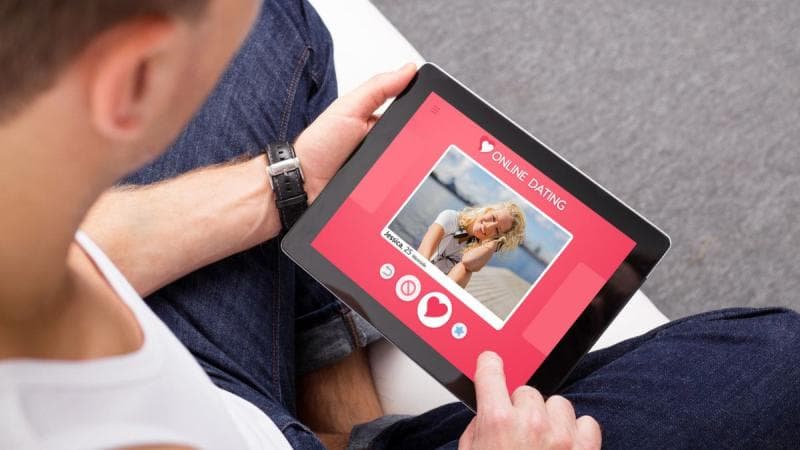 Kencan melalui aplikasi memungkinkan kamu menjalin hubungan dengan seseorang yang tinggal di luar kota atau luar negeri. (Image-cdn.medkomtek)