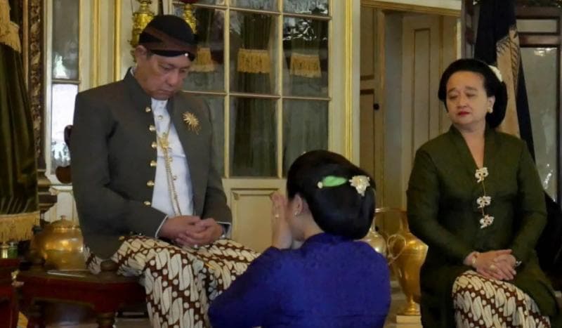 Tradisi sungkeman di Keraton. (puromangkunegaran.com)