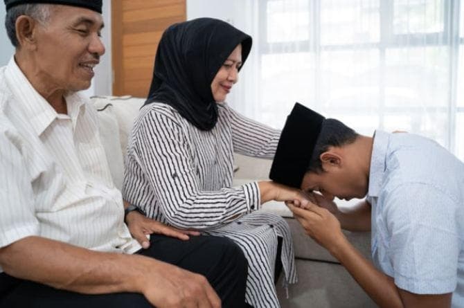 Tradisi Sungkeman saat Lebaran Berasal dari Keraton Solo?