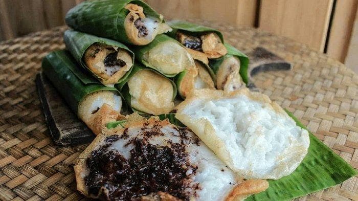 Serabi Notosuman dikenal punya dua varian rasa, yakni original dan cokelat. (instagram/suryomulyo6)