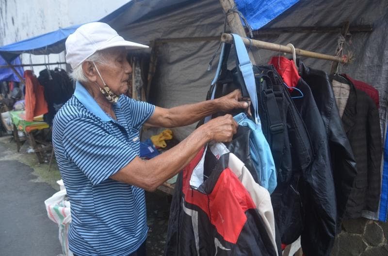 Salah seorang pedagang di lapak pakaian bekas Purwokerto. (Radarbanyumas/Dimas)