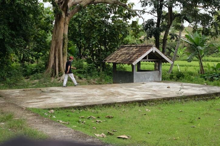 Ada jalan beton menuju Sumur Gede. (Solopos/Wahyu Prakoso)
