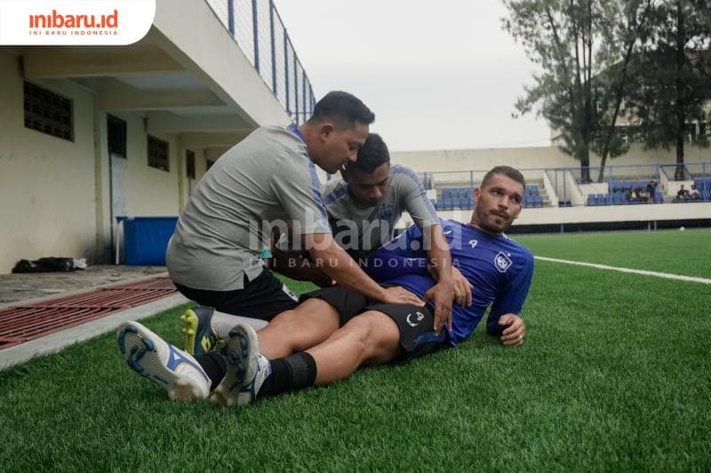 Tim PSIS Medical Departement, selalu siaga mengobati para pemain. (Inibaru.id/ Audrian F)<br>