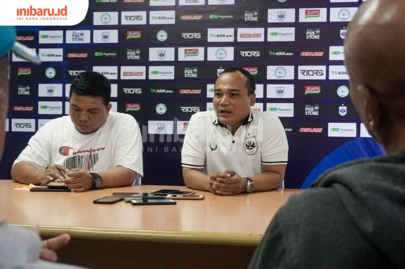 Perwakilan panpel PSIS Semarang Pujiono (kiri) dan Manajer Tim PSIS Imanuel Anton Nikijiluw (kanan) memberikan konfrensi pers terkait pertandingan PSIS kontra Arema FC. (Inibaru.id/ Audrian F)<br>