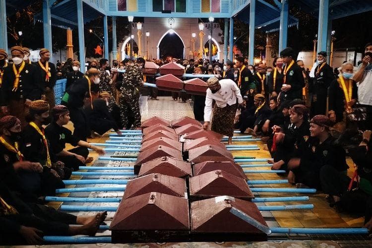 Tumpeng sewu alias seribu tumpeng yang dikirab abdi dalem Keraton Solo. (Kompas/Fristin Intan Sulistyowati)