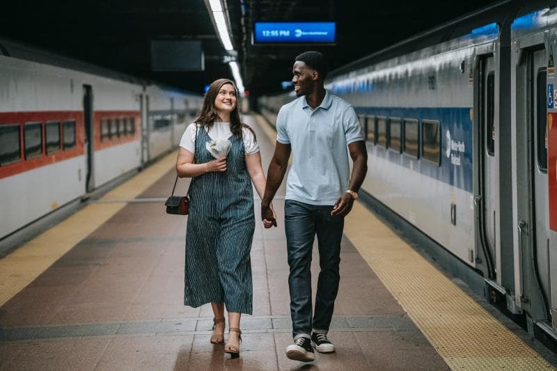 Nggak mau disebut pacaran, nggak juga disebut hanya berteman, seseorang yang fobia komitmen lebih memilih menjalani hubungan tanpa label apa-apa. (Pexels/Liliana Drew)