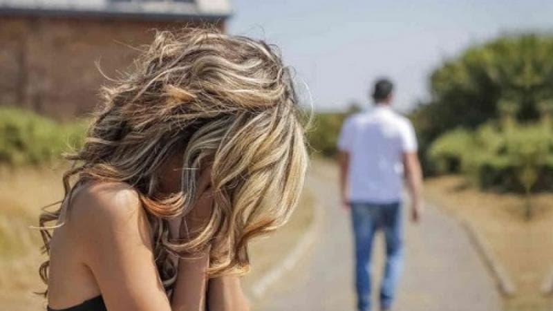 Orang yang fobia komitmen cenderung akan meninggalkan pasangannya tiba-tiba jika ia merasa cemas. (Lovedignity)