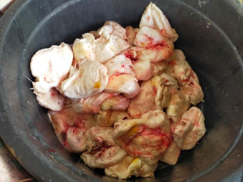 Catak ikan yang dikumpulkan akan langsung diambil oleh para pembuat kerupuk. (Jatengpos)