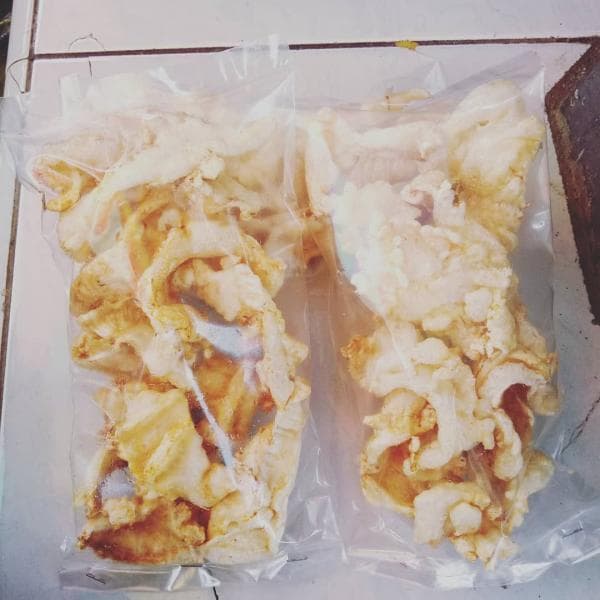 Kerupuk catak bisa kamu beli secara daring dalam kemasan yang nggak terlalu banyak. (Demak Bicara)