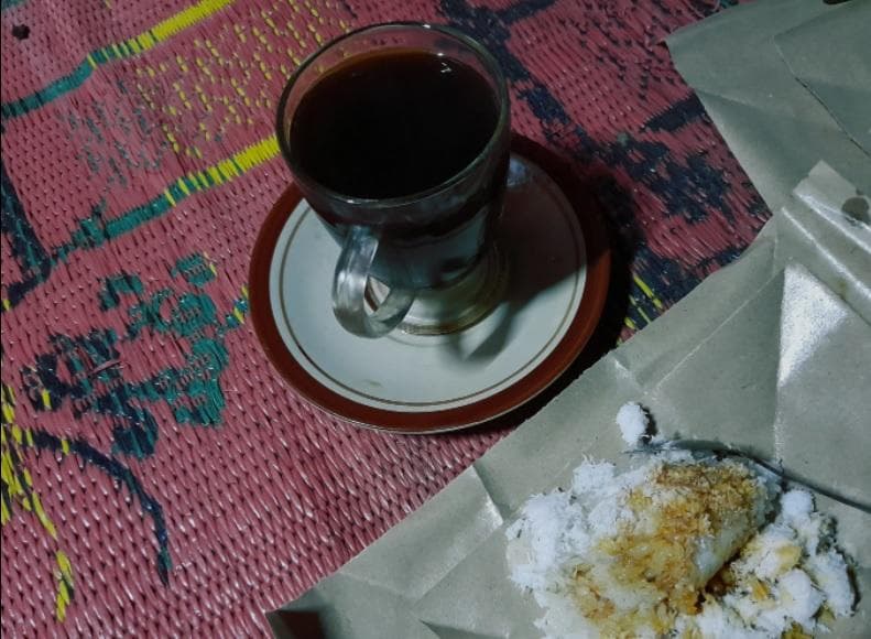 Kopi tahlil biasa disantap dengan camilan ketan kelapa yang dilumuri kinco. (wildanmu.wordpress.com)