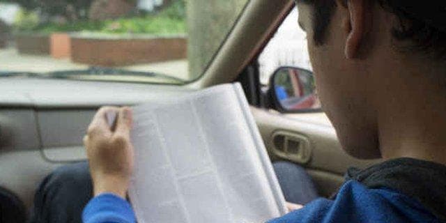 Jangan membaca buku di mobil untuk menghindari pusing dan mual. (via Dream)