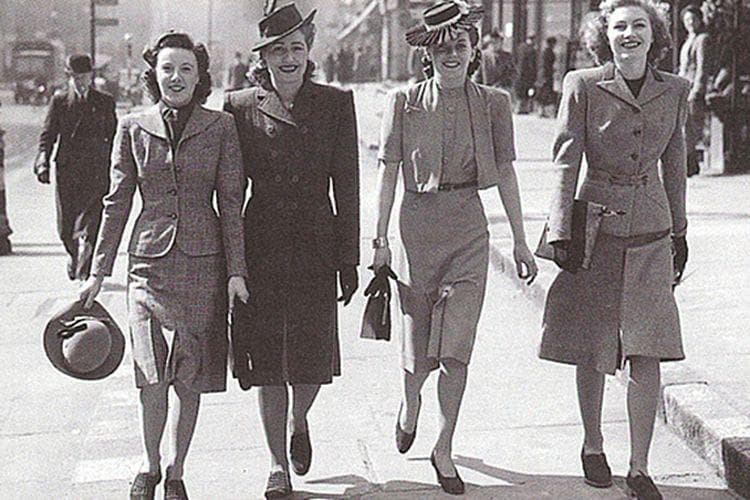Gaya berpakaian perempuan 1930-an. (via Timetoast/Kompas)