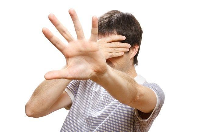 Iritasi pada cahaya juga bisa menjadi sebab mata kedutan. (via Alodokter)