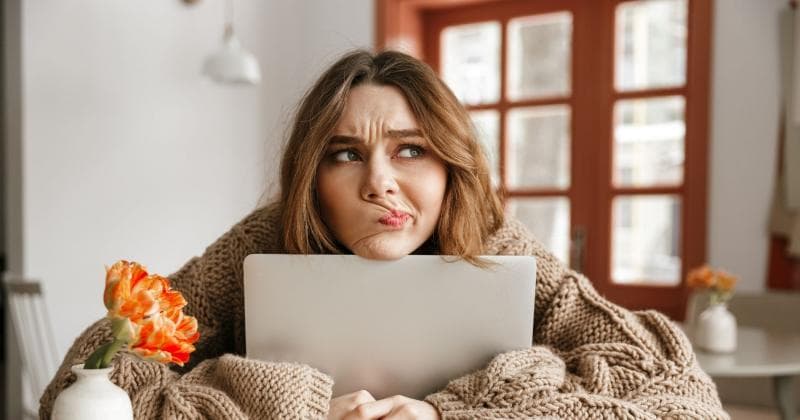 Generasi stroberi adalah generasi yang mudah bingung dan kurang pendirian. Mereka mudah terpengaruh oleh lingkungan sekitar. (Canva)