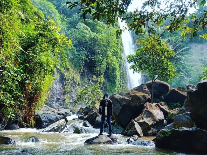 Air Terjun Songgo Langit memiliki palung sedalam 8 meter dengan pusaran air yang kuat di dalamnya. (Dolanyok)