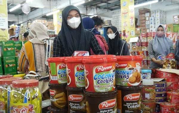 Jajanan di Toko Seneng Santoso cukup lengkap. (Betanews/Rabu Sipan)