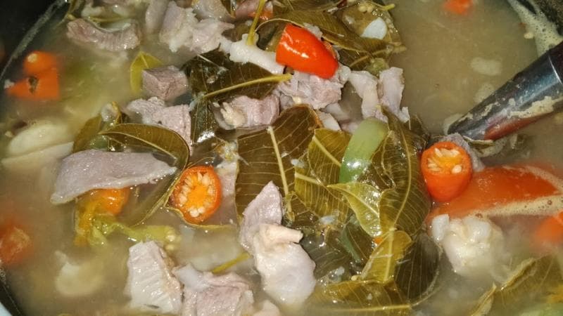 Daun kedondong jadi bahan utama nasi kropokhan. (YouTube/YSH)