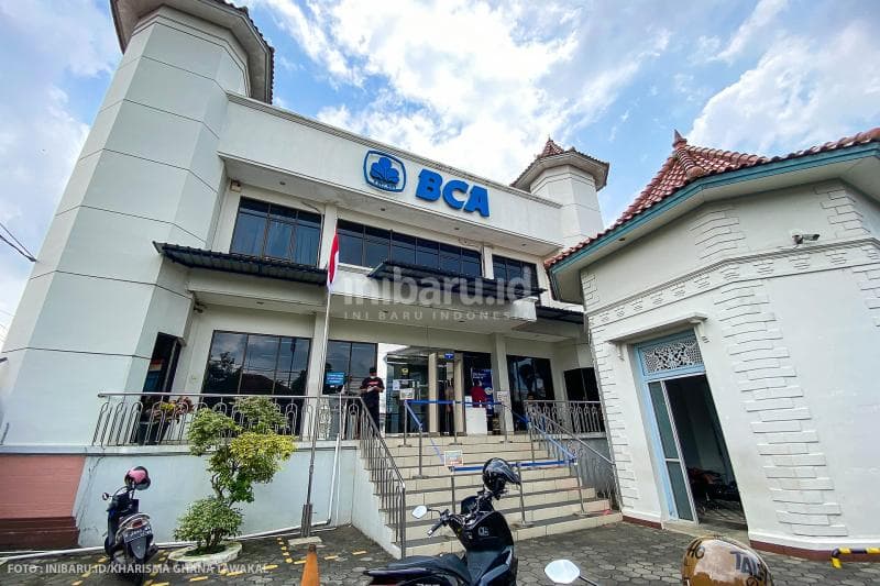 Wisma BCA yang menjulang tinggi dengan dua menara kembar di sisi kanan dan kiri.