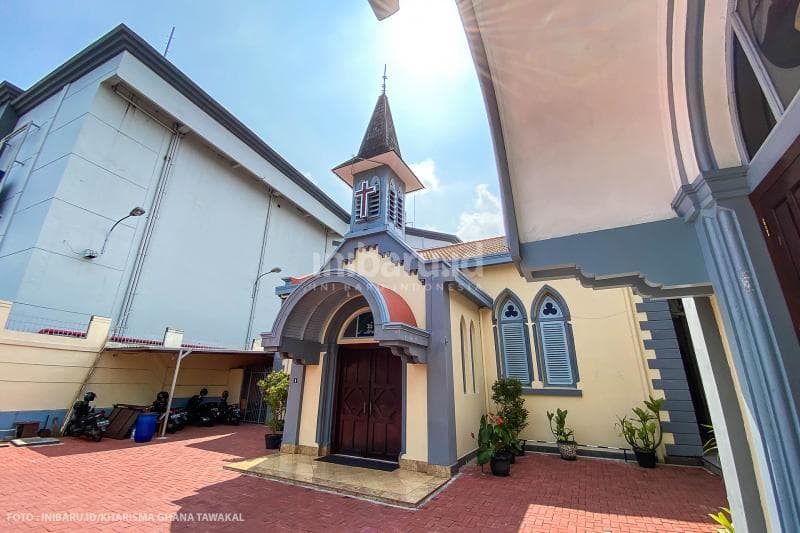 Bangunan asli GPIB Tamansari di tengah pembaruan bangunan lain di sisi kanan dan kirinya.