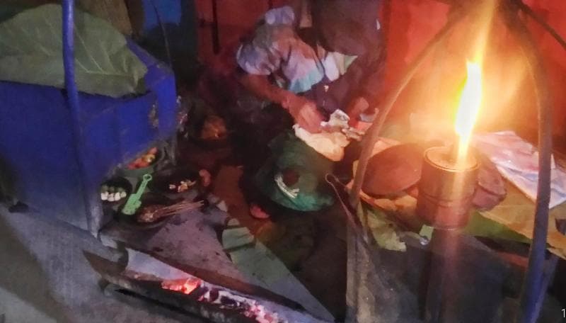Penjual satai laler pikulan yang membuka lapak di trotoar atau emperan toko di Rembang. (wonogiri.pikiran-rakyat.com)