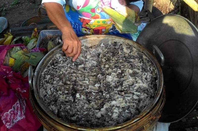 Butuh dimasak dalam waktu yang lama agar bumbu dan santan meresap ke dalam tempe. (Tumblr/Temukonco)