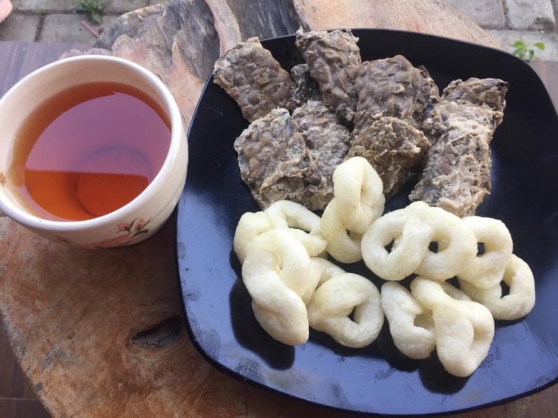Tempe besengek, geblek dan segelas teh hangat adalah kudapan tradisional yang memanjakan lidah. (Twitter/Windadesti90)