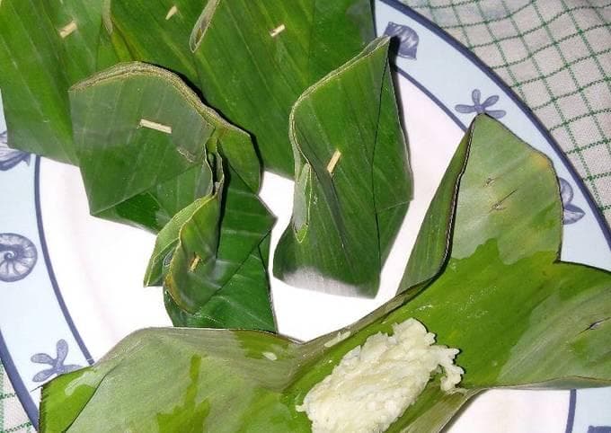 Tape ketan ada yang hijau dan ada yang putih. (Cookpad)