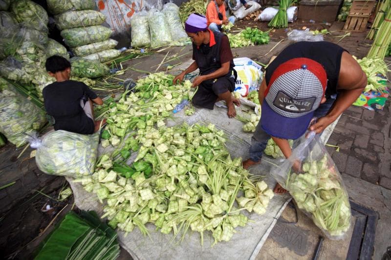 Barang kebutuhan seperti ketupat laris manis diburu saat prepegan. (Akurat/Sopian)