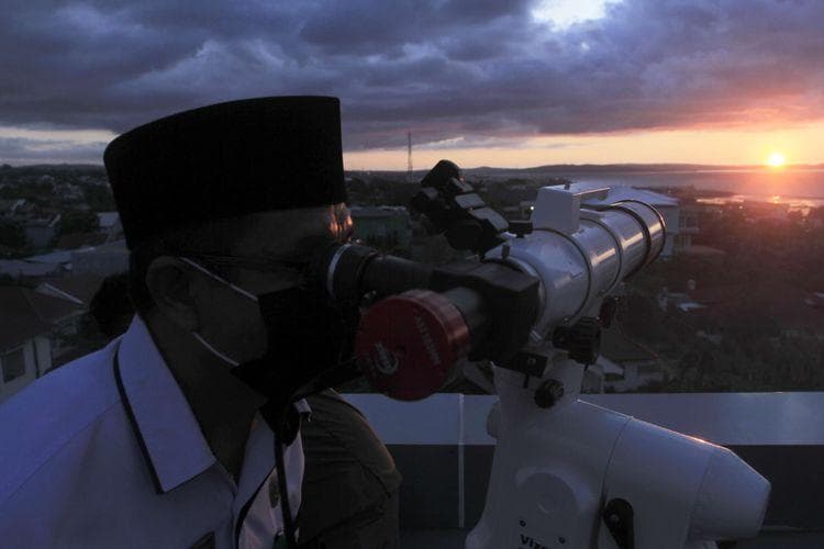 Ilustrasi: Proses pemantauan hilal. (Antara Foto/Kornelis Kaha via Kompas)