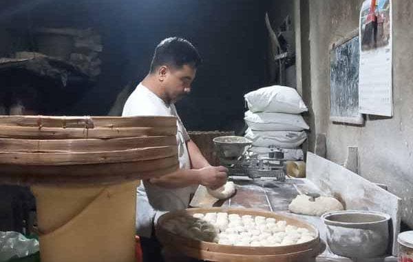 Hari Haryono, produsen kompyang satu-satunya di Solo. (Betanews/Khalim Mahfur)