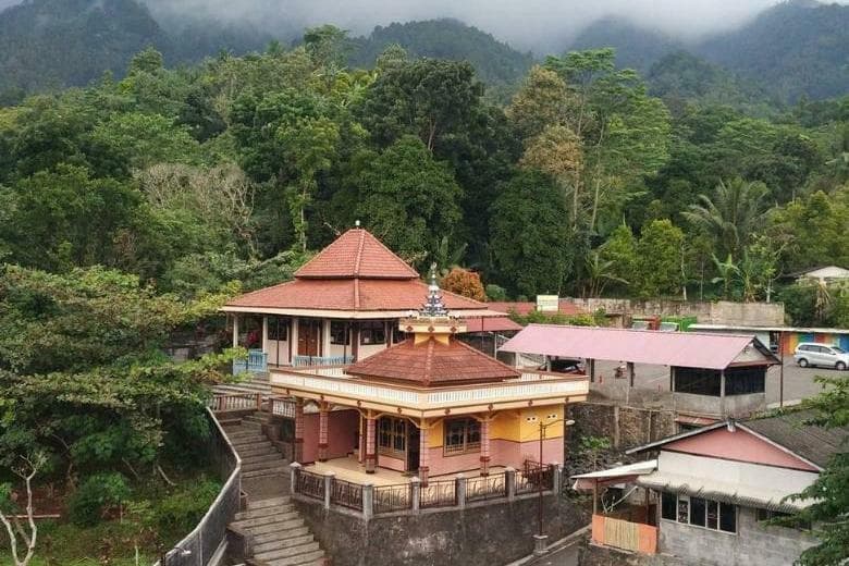 Makam Syekh Hasan Munadi berada di dalam mushola kecil dengan kubah di atasnya.&nbsp;(Hotelier)