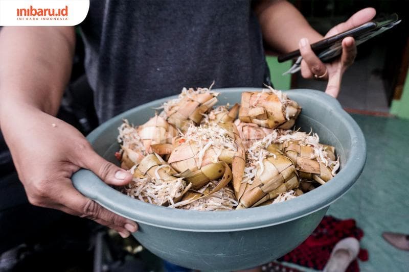 Hewan ternak bahkan ikut makan ketupat sebagaimana pemiliknya. (Inibaru.id/Audrian F)