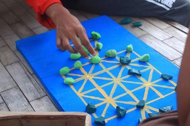 Aturan permainan dam-daman sederhana namun bisa melatih cara berpikir anak-anak. (Twitter.com/AyoNingCirebon)