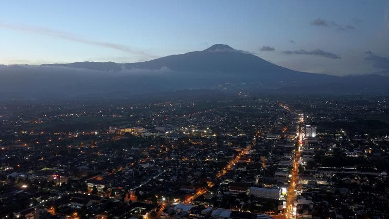 Kota Purwokerto adalah Ibu Kota Kabupaten Banyumas. (english1.com)