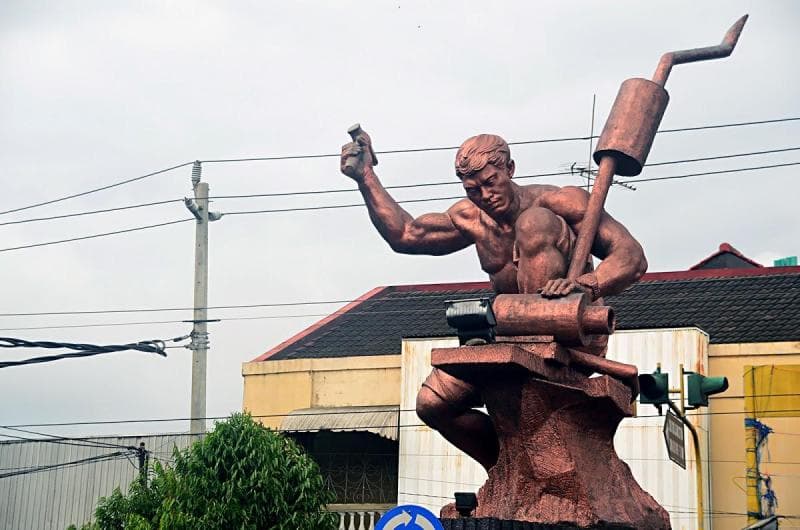 Tugu knalpot di Purbalingga. (restaurantguru.com)