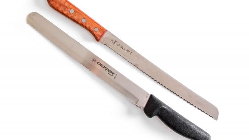 Bentuk pisau roti sangat khas, yaitu panjang dan bergerigi di bagian mata pisaunya. (Serious Eat)