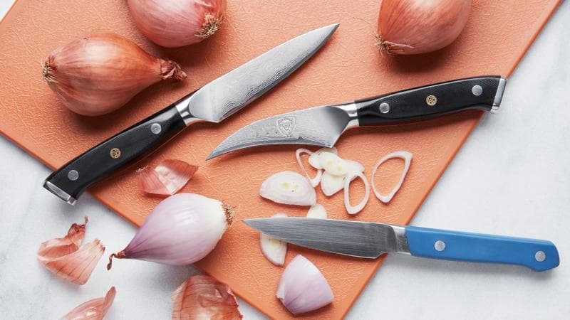 Pisau pengupas termasuk pisau berukuran kecil yang selain untuk mengupas kulit bawang dan rempah, juga digunakan untuk membuat aneka macam bentuk hiasan makanan. (Joseph De Leo)