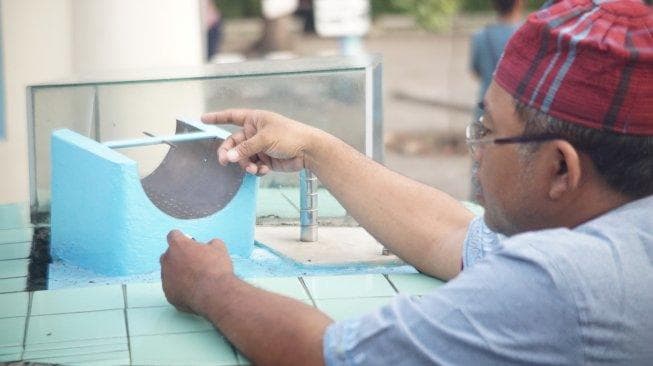 Pengunjung melihat Jam Istiwa atau Jam Bencet di Masjid Agung Solo. (Suara Jateng)