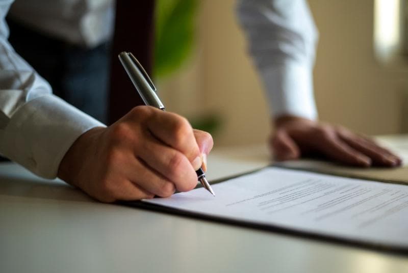 Surat perjanjian mengontrak rumah bertujuan untuk meminimalisasi kesalahpahaman antara kamu dan pemilik rumah. (Legal Beagle)