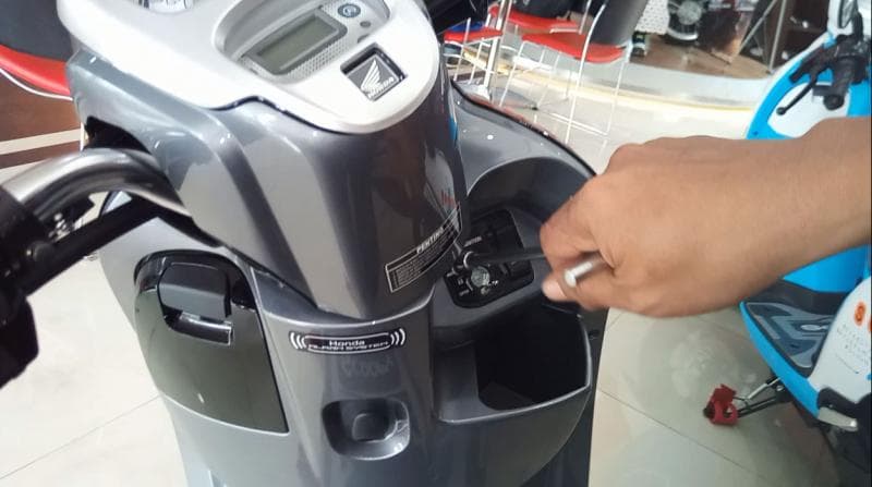 Jika setang menghadap kiri, ada cukup ruang bagi pencuri memasukkan kunci T. (Otoasia/Nazar Ray)