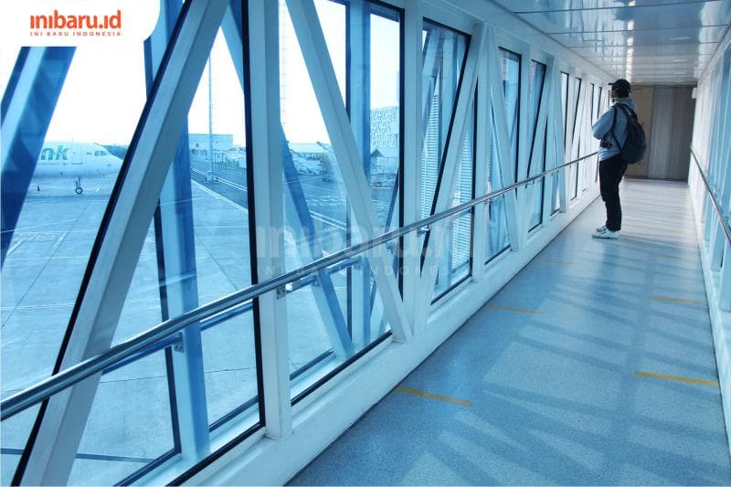 Meski ada pelonggaran aturan pemakaian masker, pengguna transportasi udara tetap harus memakainya. (Inibaru.id/Triawanda Tirta Aditya)